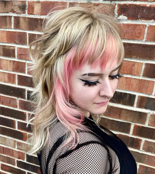 Svijetli shag s rozi pramenovima, razigran i moderan E-girl look.