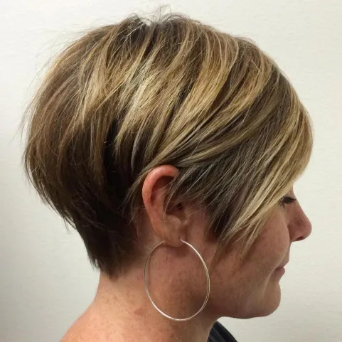 Svijetlo smeđi blond pixie bob za djevojke, elegantan kratki kroj.