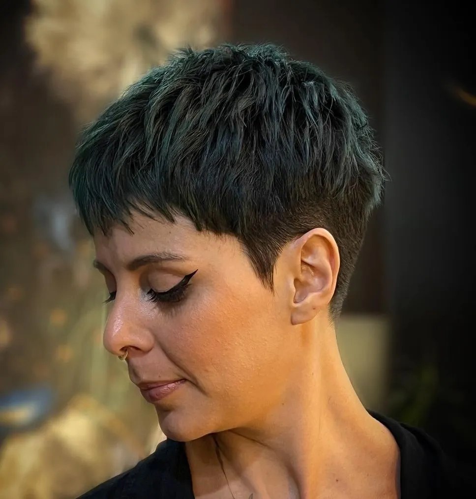 Tamno smaragdna pixie frizura za djevojke, odvažan i trendi kratki stil.