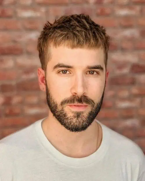 Tapered mullet frizura koja uravnotežuje dužinu i dodaje volumen muškarcima s duguljastim oblikom lica.