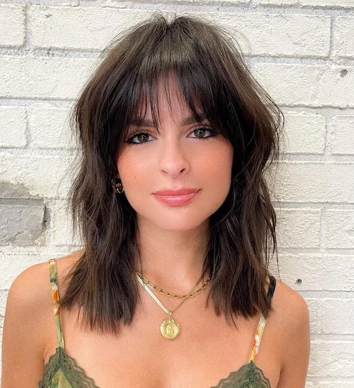 Frizura do ramena s blagom teksturom i šiškama koje nježno prekrivaju čelo. Tankoj kosi daje pokret, punoću i svjež izgled uz lagani volumen.