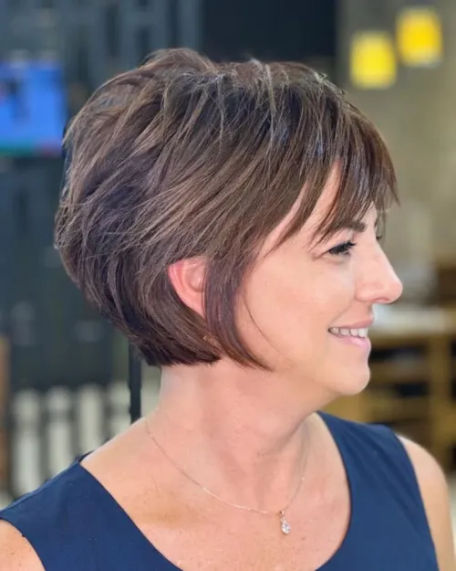 Teksturirani smeđi bixie s laganim sjajem koji dodaje dubinu i dinamiku frizuri te vizualno pomlađuje lice.