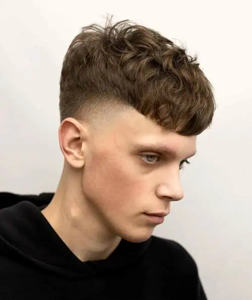 Temple fade frizura koja uravnotežuje gornji dio lica i ističe stil muškaraca s visokim čelom.