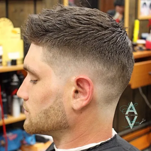 Texturirana kratka muška frizura u stilu textured crop s mid fade prijelazom i prirodnim volumenom.