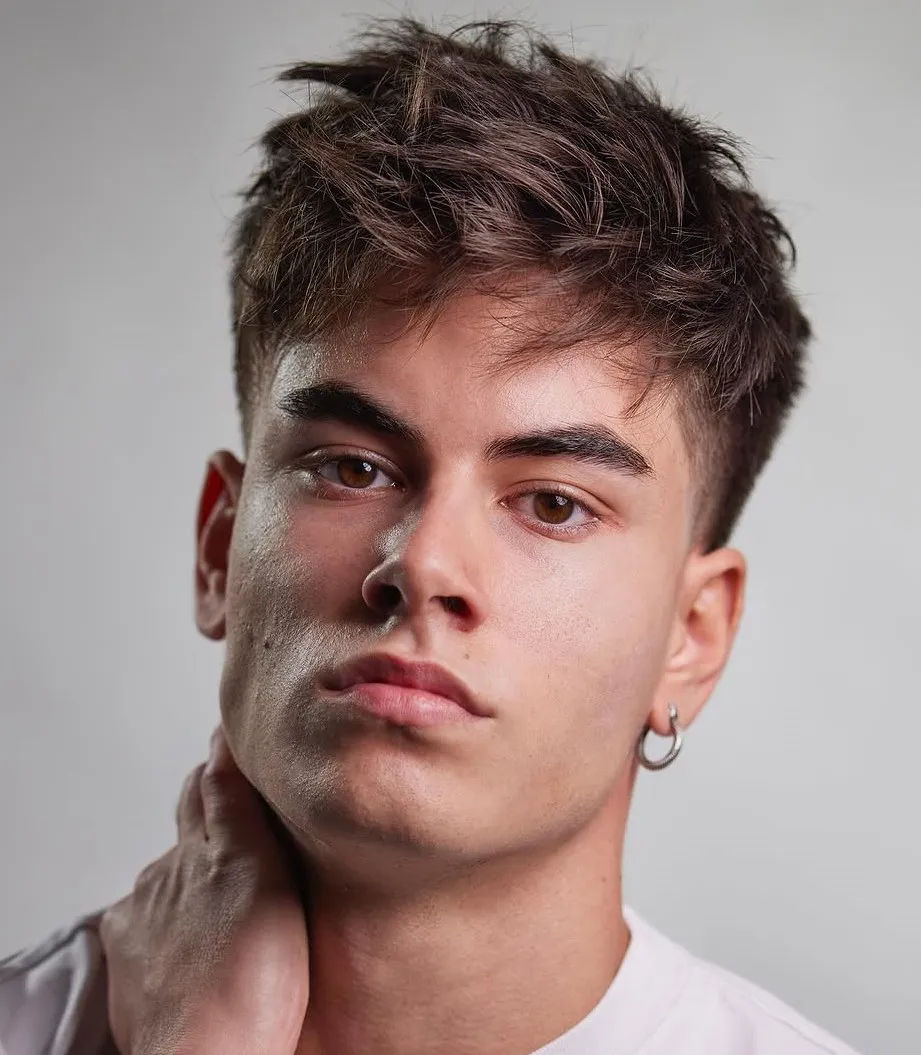 Textured crop muška frizura koja dodaje volumen bez produljivanja pravokutnog lica i zadržava uredan izgled.