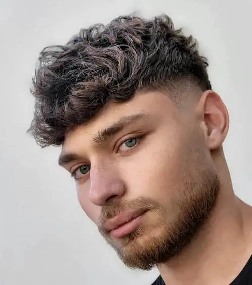 Textured haircut frizura koja stvara bočni volumen i izjednačava proporcije duguljastog lica.