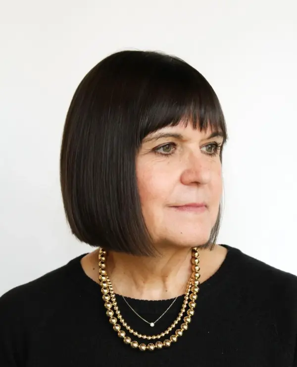 Tupi bob s teksturiranom šiškom koja ublažava snažne linije kvadratnog lica.