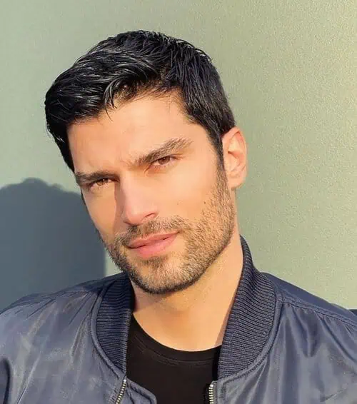 Uredno, jednako šišanje koje naglašava strukturu lica bez pretjerane oštrine.