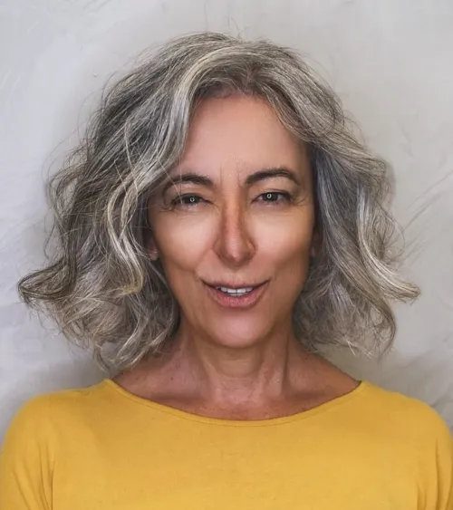 Valoviti lob za sijedu kosu s mekanim valovima koji osvježavaju lice i stvaraju ženstven izgled.