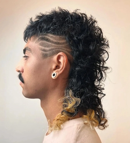 Valoviti muški mullet s teksturiranim vrhom i undercut uzorkom za odvažan i moderan izgled.