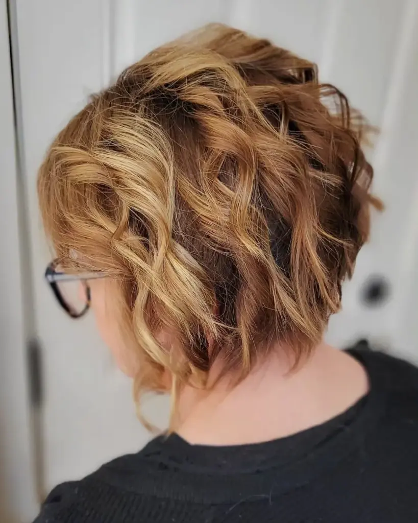 Valoviti paž s karamel balayage nijansama za starije žene, elegantan i voluminozan stil.