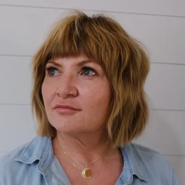 Valoviti slojeviti bob s kratkom šiškom koja daje dinamiku i vizualno balansira kvadratno lice.