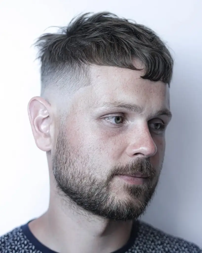 Visoki fade stil koji dodaje širinu sa strane i stvara skladniji izgled pravokutnog lica.