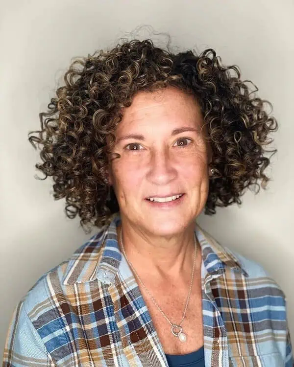 voluminozni kovrčavi paž za starije žene s izraženim pokretom i punoćom