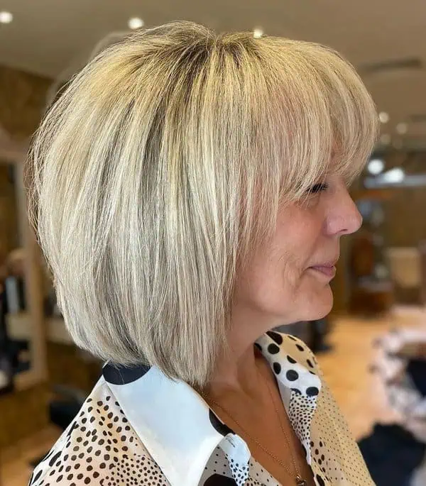 Voluminozni tupi paž sa sivim tonovima za moderan i pun izgled.