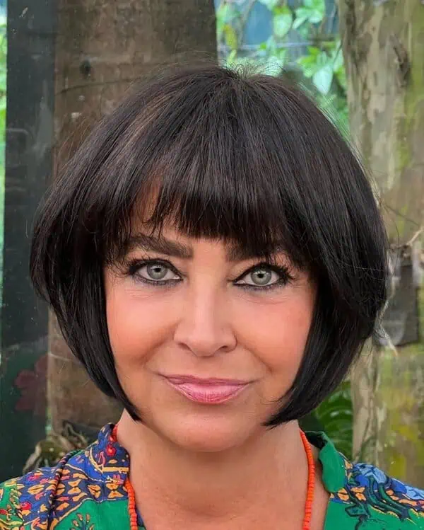 Zaobljeni paž s punim šiškom koji stvara gust i uravnotežen izgled.